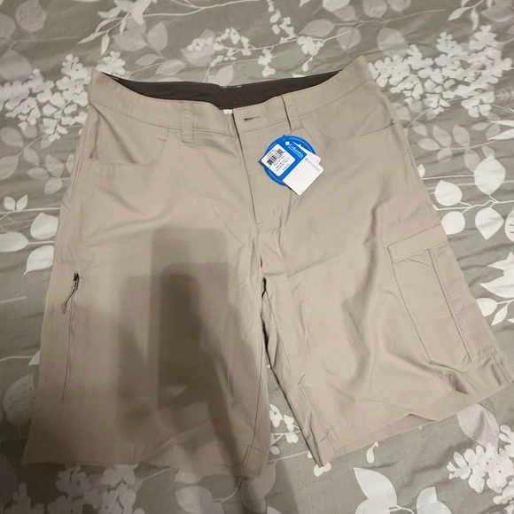 Columbia Other - Columbia Men's Beige Cargo Shorts